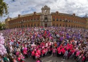 Miles de personas se concentran ante la sede del Gobierno andaluz para reclamar «respuestas» en los cribados