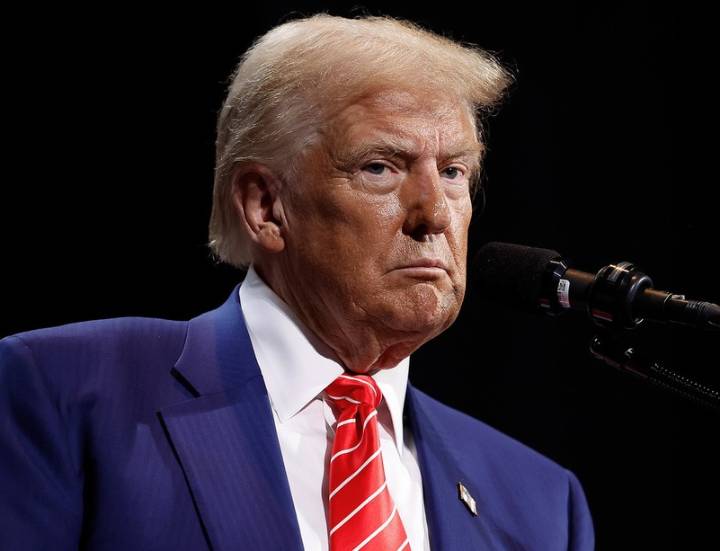 Donald Trump acusa a Gustavo Petro de “líder del narcotráfico” y anuncia el fin de los subsidios de EE. UU. a Colombia