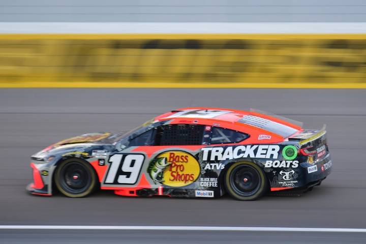 Deadspin | Chase Briscoe snags overtime victory at YellaWood 500