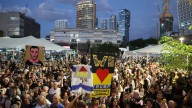 Los familiares de los rehenes reciben con euforia el acuerdo: "Llevo más de dos años esperando este momento"