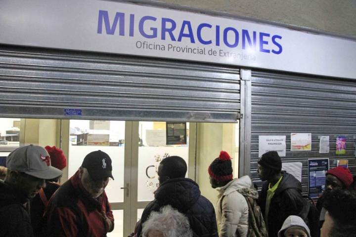 Proyecto busca priorizar beneficios fiscales para chilenos sobre migrantes irregulares