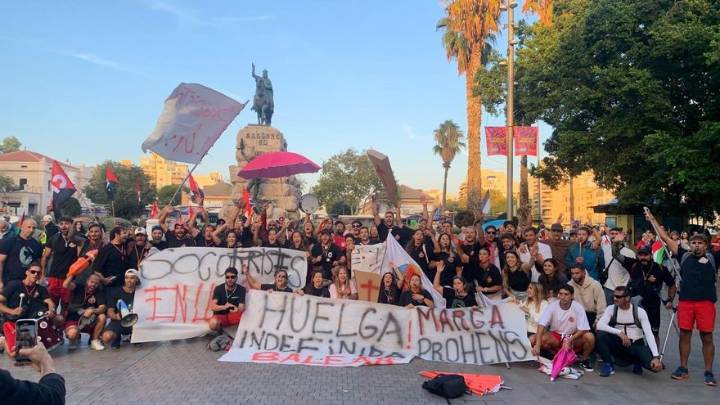Los socorristas de Baleares se concentran en Palma contra la "precariedad": "La seguridad de los bañistas no se negocia"