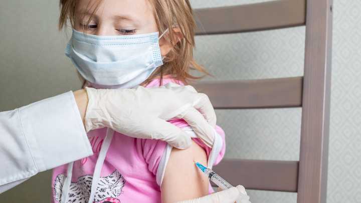 Absuelta por alteración psicológica la enfermera que fingió vacunar a 400 niños en Vizcaya
