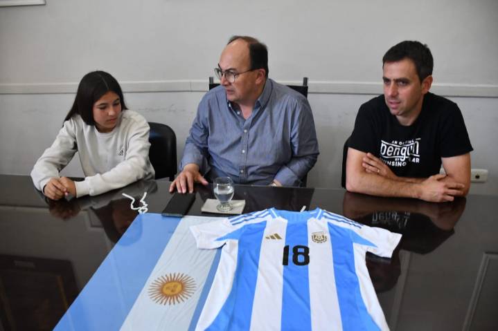 Salomón recibió a la futbolista Antonia Costa