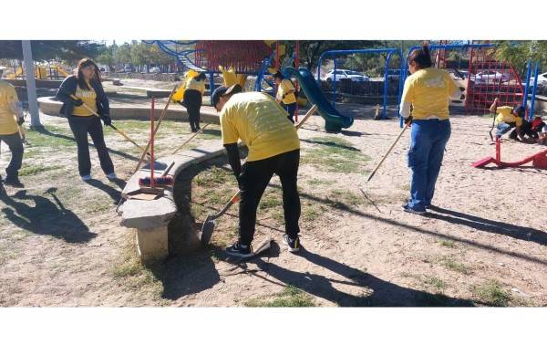 Más de 150 voluntarios limpian el parque de las Tortugas
