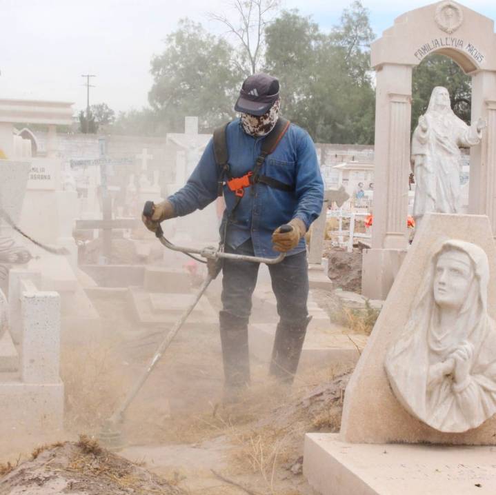 Realizan operativo especial de limpieza y mantenimiento en panteones municipales previo al “Día de Muertos”