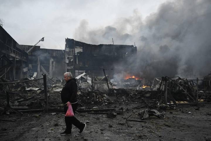 Putin debería poner fin a guerra en Ucrania en lugar de probar misil: Trump