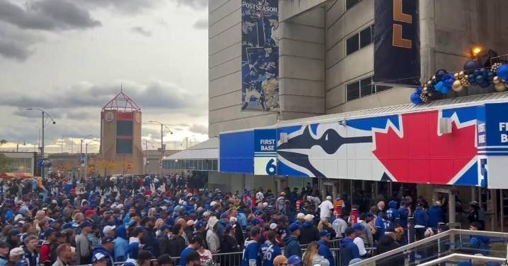 Blue Jays fans flock to Rogers Centre