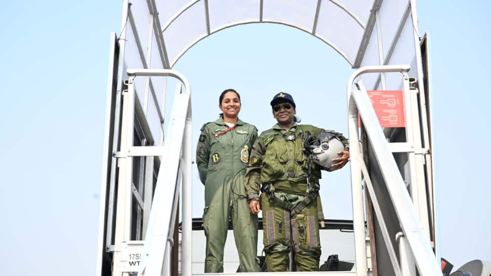 Pakistan's Big Lie SHATTERED: President Murmu Poses With IAF Pilot Shivangi Singh, Whom Islamabad Falsely Claimed To Have 'Captured'