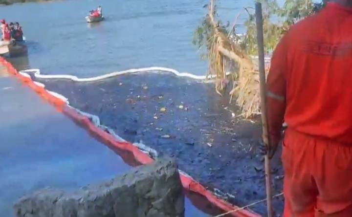 Así se ve el derrame de hidrocarburo que afecta al río Pantepec y llega al río Tuxpan en Veracruz
