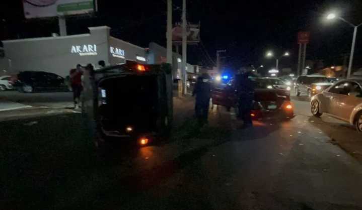 Choque y volcadura en la avenida Mirador provocan caos vial, sin lesionados