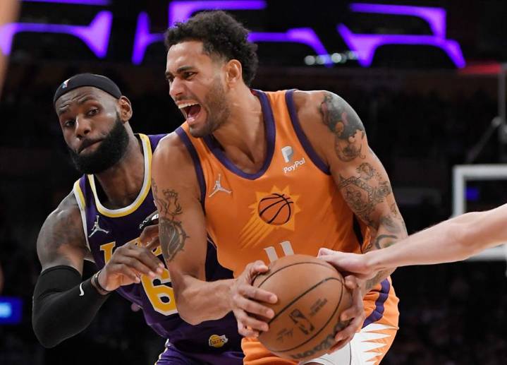 Phoenix vence a los Lakers