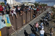 Encarecen trámites y empujan a migrantes a la irregularidad; los exponen a abusos