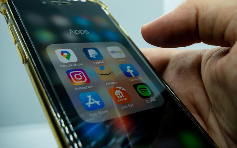 Caída global de Amazon Web Services afectó a cientos de apps como ChatGPT, Airbnb y Snapchat: así opera el gigante de la nube