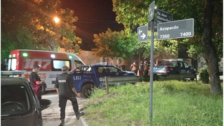 Una suboficial de policía, armada, se atrincheró junto a su hija de 10 años en su casa del barrio Las Flores