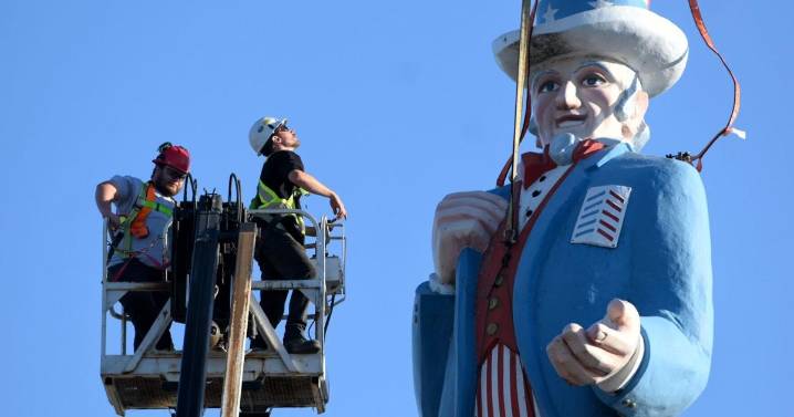 PHOTOS/VIDEO: Fort Erie’s iconic Uncle Sam statue comes down for new paint job