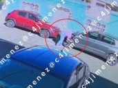 Con cuchillo: Señora poncha llantas de autos estacionados en CDMX