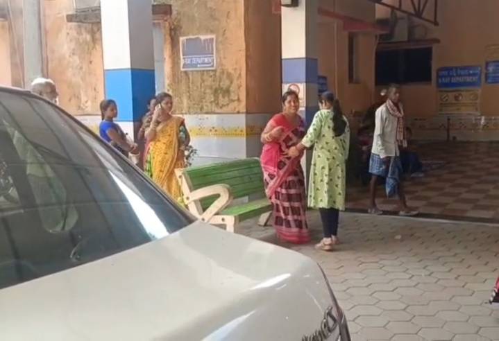 Man dies of heart attack while driving, narrow escape for mother & daughter seated in back seat