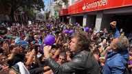Milei en Tucumán: la policía separa manifestantes y hubo un detenido por amenazas al Presidente