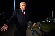 Trump realiza escala en Catar y se reúne con emir y primer ministro rumbo a Malasia