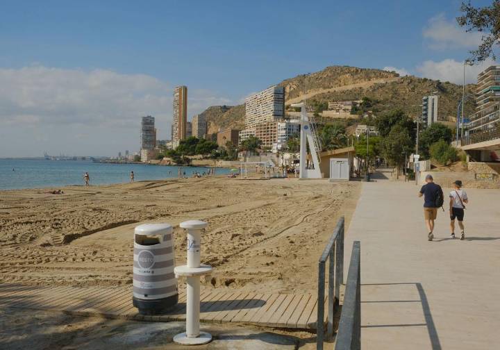 La playa de Alicante que desaparece para sobrevivir: el baile de arenas de la Albufereta