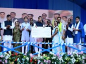 Assam CM distributes cheques under MMUA in Doomdooma LAC