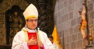 Obispo renunció al Vaticano tras escándalo por 17 amantes y presunta malversación
