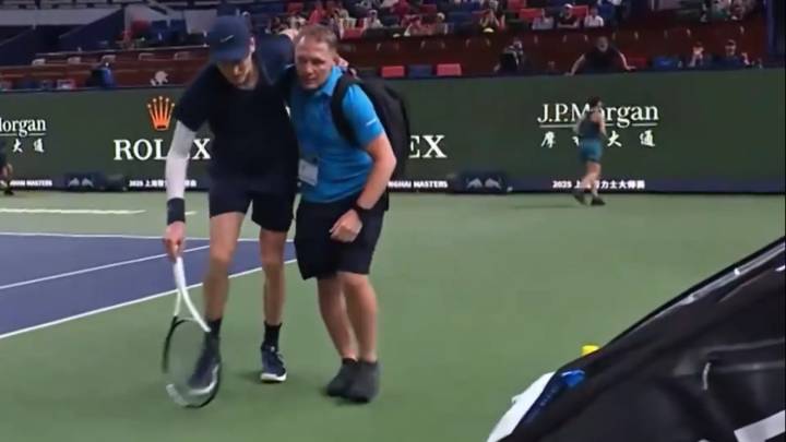 La cruel retirada de Jannik Sinner: cojo, acalambrado y hundido en su adiós al Masters 1.000 de Shanghái
