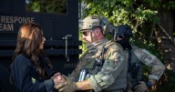 Kristi Noem denuncia ataque de agentes federales en Chicago embestidos y acorralados por diez vehículos