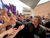 Acompañado de simpatizantes libertarios, Milei realiza una caminata de campaña en Córdoba