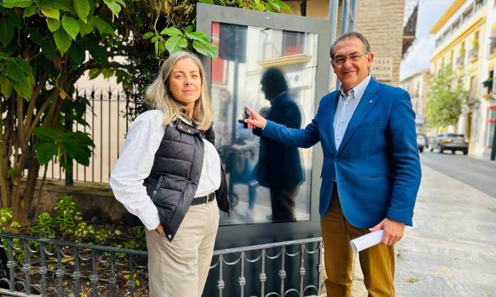 Lorca ultima la apertura de su nueva Oficina de Turismo e instala una pantalla interactiva junto al Palacio de Guevara