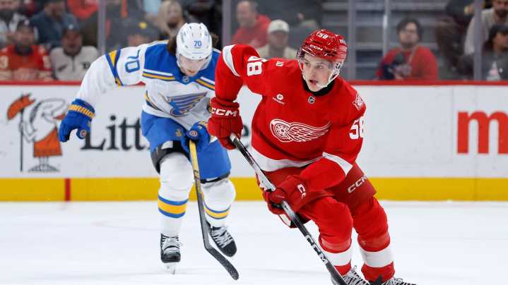 Red Wings rally from 4-0 deficit, beat Blues 6