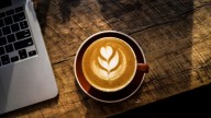 Parece una broma: cómo conseguir esta cafetera semiautomática española desde 119 euros