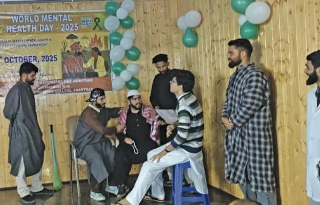 Shivers, faints, recovers: Students use drama and humor to show panic attacks are real and treatable
