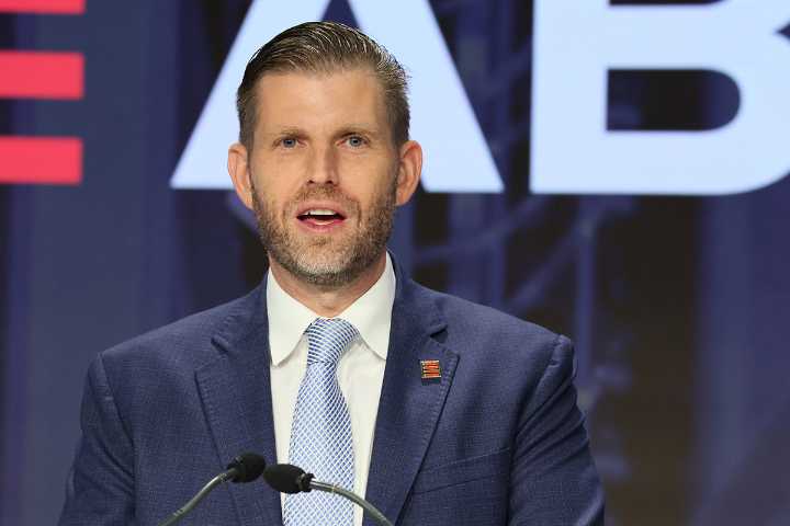 Eric Trump afirma que su padre está "salvando el cristianismo" y "salvando a Dios"