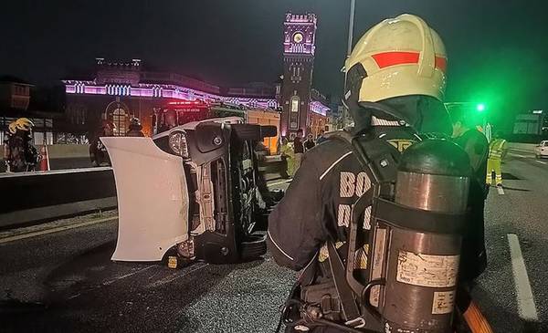 Autopista La Plata: chocó una Kangoo con ocho ocupantes, el conductor estaba alcoholizado y se lo llevaron esposado