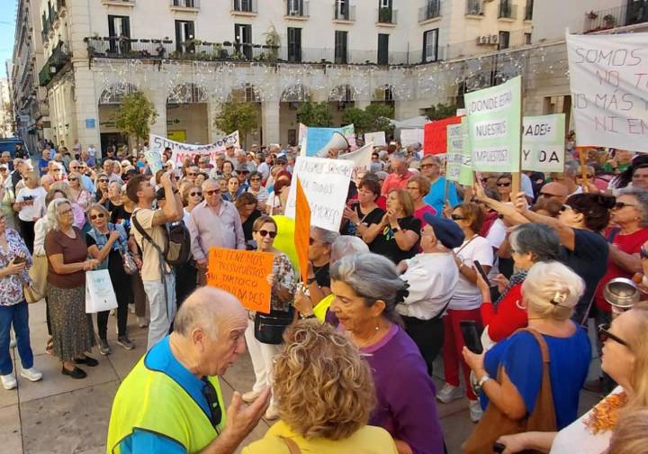 El alcalde de Alicante responde al retraso en las actividades de los centros de mayores con más personal