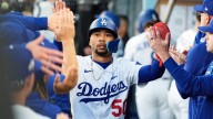 Mookie Betts gana el premio Roberto Clemente