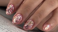 Uñas rosas metálicas: así se lleva el manicure ‘Afrodita’, la tendencia que estiliza las manos a los 40+