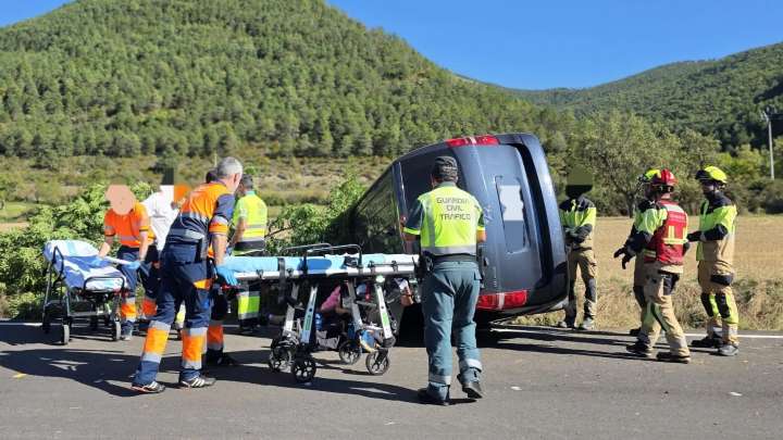 Tres heridos al salirse de la carretera un coche en Hecho