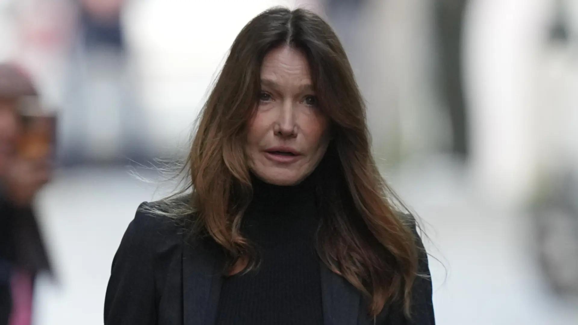 La madre de Carla Bruni dice que la entrada en prisión de Sarkozy ha dejado a su hija "destrozada"