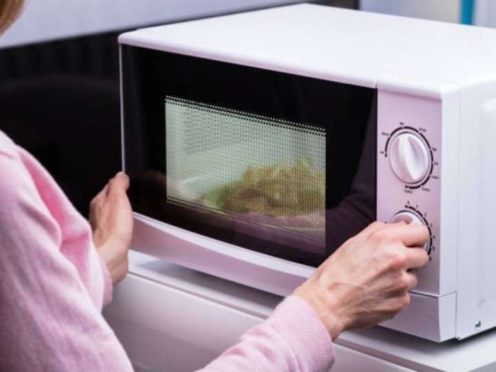 Cómo limpiar el microondas de manera eficiente en 5 minutos y dejarlo impecable: trucos caseros que realmente funcionan