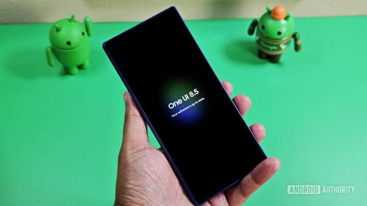 Samsung’s One UI 8.5 lock screen clock knows when it’s in the way