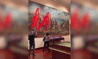 Dos activistas lanzaron pintura sobre un cuadro de Colón en el Museo Naval de Madrid
