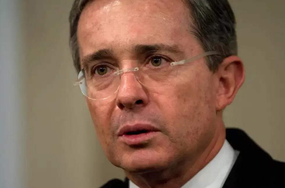 Tribunal revoca condena contra expresidente colombiano Álvaro Uribe por soborno y fraude procesal