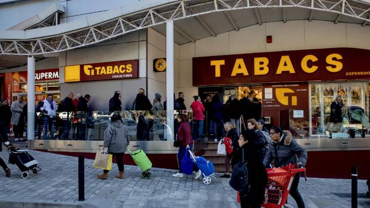 Los estancos se podrán integrar en la red de Correos para enviar y entregar paquetes