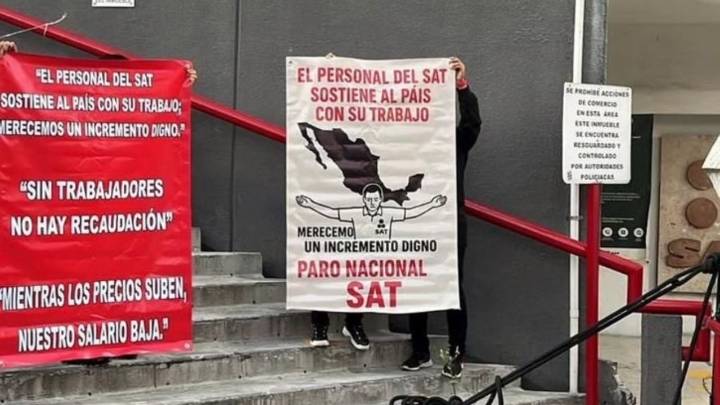 Trabajadores del SAT cierran oficinas en varios estados para exigir aumento salarial; bloquean vialidades en CDMX