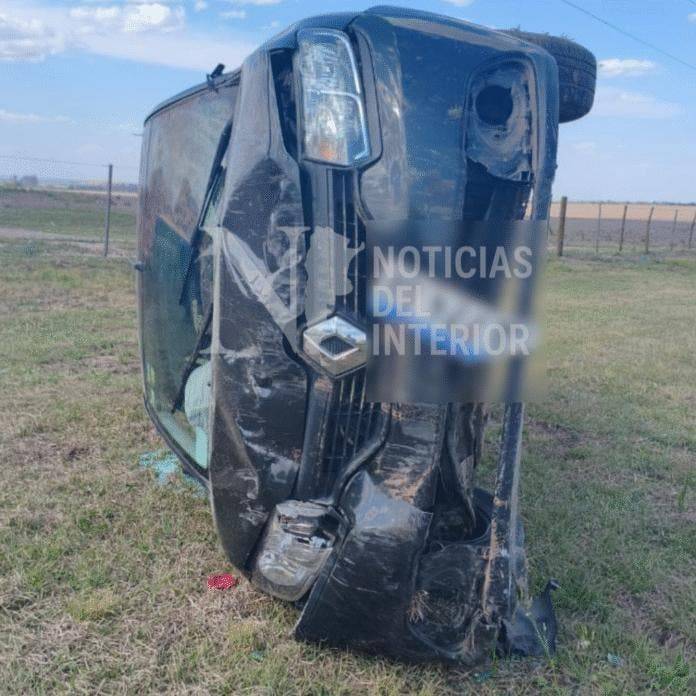 Las Cejas: una mujer terminó hospitalizada tras volcar su auto