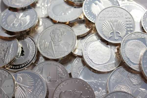 La plata: El activo a considerar para invertir a largo plazo, según educador financiero