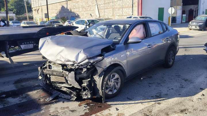 De última hora. Mujer de la tercera edad provoca accidente en carro del año en Torreón